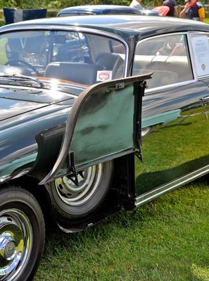 브리스톨 410에 장착된 브리스톨의 전통적인 윙 마운트 스페어 휠 (404 모델부터 도입된 특징)