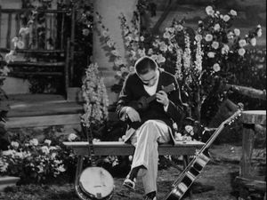 재즈 기타리스트 로이 스멕, 1926년 단편 영화 His Pastimes에 출연, 태핑을 초기에 대중화했다.