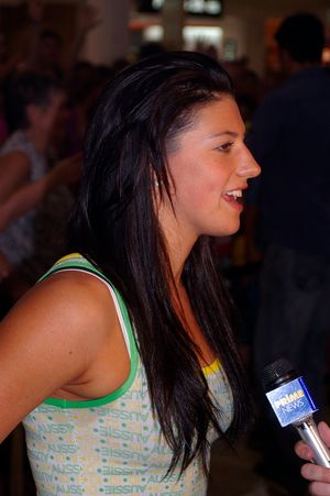 2010년 1월, 와가와가 마켓플레이스에서 현지 언론과 인터뷰하는 라이스