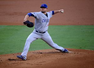 레스터가 2016년 내셔널 리그 챔피언십 시리즈에서 투구하고 있다.