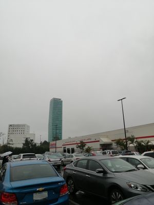 하단에 센트로 마요르 타워가 있는 코스트코 매장