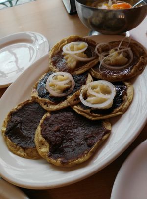 아침 식사로 제공되는 현지 음식 피카다스