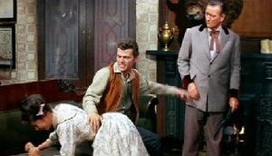 존 웨인이 스테파니 파워스를 때리는 패트릭 웨인을 바라보고 있다.