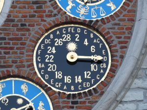 짐머 타워의 쥬빌리 시계에 표시된 태양 주기와 주일 문자