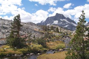 사우전드 아일랜드 호수 바로 아래에 있는 샌와킨강 중류 지류의 발원지
