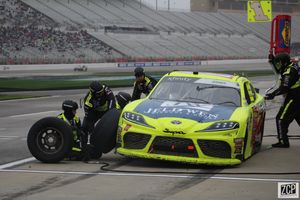 브랜든 존스의 조 기브스 레이싱(Joe Gibbs Racing) NASCAR Xfinity 시리즈 피트 크루가 2019년 2월 애틀랜타 모터 스피드웨이에서 피트 스탑을 수행하고 있다.