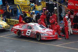 데일 언하트 주니어의 #8 Budweiser Chevrolet Monte Carlo가 2006년 브리스톨 모터 스피드웨이에서 피트 스탑을 하는 모습