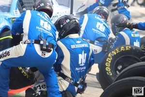 2019년 도버 인터내셔널 스피드웨이에서 알렉스 보먼의 차량에 대한 피트 크루