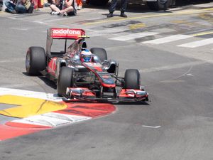 젠슨 버튼은 그랑프리 막바지에 상위 세 선수가 치열한 경쟁을 벌인 끝에 아슬아슬하게 3위를 차지했다.