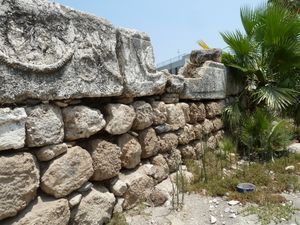 아풀라의 십자군 요새 잔해. 최상층에 스폴리아로 사용된 로마 제국의 석관이 보인다.