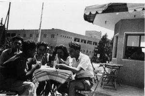 예프타흐 여단의 베이산 출신 병사들이 1948년 아풀라에서 휴가를 보내고 있다.