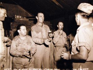 조 데리타와 랜돌프 스콧(중앙), 1942–43년경 과달카날에서