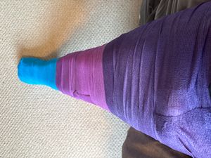 다리를 붕대로 감싼 사람의 다리. 이는 미라화에 주로 사용되는 랩의 일종으로, 셀프 본디지의 한 예시이다.