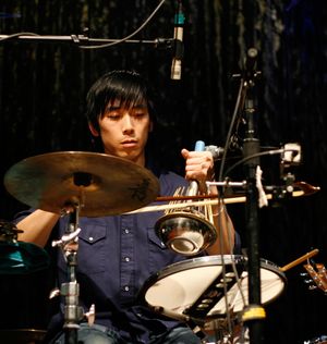 타악 연주자 알렉스 웡이 스탠다드 워터폰을 활로 연주하는 모습