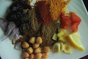 차나 마살라 재료의 예.