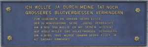 독일어 텍스트가 대문자로 적힌 현판: '"Ich wollte ja durch meine Tat noch größeres Blutvergießen verhindern." Zum Gedenken an Johann Georg Elser, der in Königsbronn seine Jugend verbrachte. Am 8. Nov. 1939 wollte er mit seinem Attentat auf Adolf Hitler das Völkermorden verhindern. Am 9. April 1945 wurde Johan Georg Elser im KZ Dachau ermordet.'