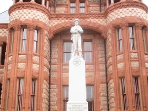 미국 남부 연합의 딸들 기념비는 1912년 웍서해치의 엘리스 카운티 법원에서 공개되었다.