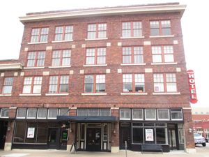 웍서해치 시내의 엘리스 카운티 법원 옆에 위치한 유서 깊은 로저스 호텔