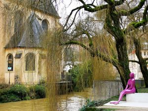룩셈부르크 시의 알제트 강 근처에 있는 멜뤼진 조각상