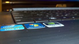 노트북에 부착된 다양한 소재의 라벨들.