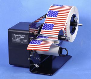 전형적인 라벨 디스펜서. 여기서는 미국 국기 점착 라벨을 배포하는 데 사용되고 있다