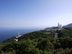 위성 언덕에서 본 모습. 왼쪽은 뮤 센터 부지, 중앙은 관제 센터, 오른쪽은 34m 파라볼라 안테나와 국사(局舎)가 보인다(2015년 5월)