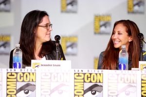 제니퍼 레빈과 셰리 쿠퍼-랜즈먼이 코믹콘에서 쇼를 홍보하고 있다.
