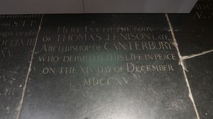 런던 램버스 궁전 입구 옆에 있는 세인트 메리 앳 램버스 교회의 제단이 철거된 바닥에 있는 기념비