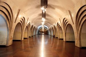 공화국 광장역 내부