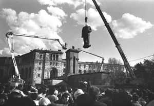1991년 4월 13일 레닌 동상이 철거되고 있다.