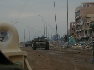 제1여단은 이라크 알 카에다를 몰아내기 위해 라마디 시에서 전차를 사용했다.