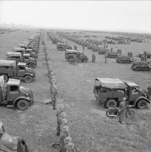 15-cwt 트럭, 수송차량, 그리고 제6기갑사단의 오토바이가 1941년 9월 12일 서퍽주 브랜든 근처에서 국왕의 사열을 받기 위해 정렬해 있다.