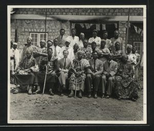 엔들리 박사(첫 번째 줄 오른쪽에서 세 번째)가 바멘다에 있다.