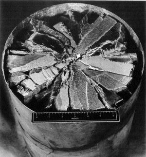 플라이 커터로 가공 후 주조된 LiH의 균열. 스케일은 인치 단위이다.