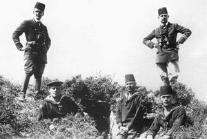 카피탄로이테난트 칼스(오른쪽)는 1915년 다르다넬스 해협의 해군 포병 관측소에 있다.