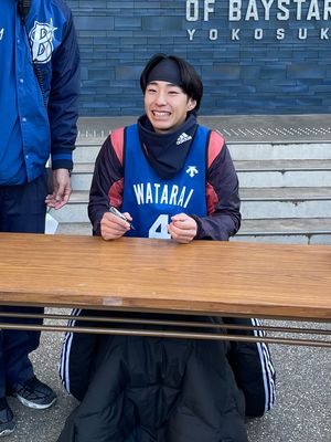 신인 합동 자율 훈련 시 사인회를 하는 와타라이 선수 (dock of BAYSTARS Yokosuka, 2024년 1월 8일)