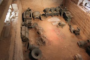 상나라 무기, 유물 및 제물이 있는 부호 여왕의 무덤