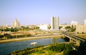 복합 단지 건설 현장을 보여주는 모스크바(1972)