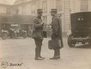 1918년 11월 2일, 파리 국방부 청사 밖에서 페르디낭 포슈(왼쪽)와 샤를 망쟁 장군이 대화하고 있다.