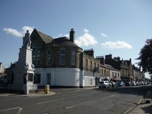 셀커크 하이 스트리트와 뭉고 파크 기념비 (2018).