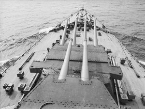 항해 중인 프린스 오브 웨일스의 선수루에서 본 함교.