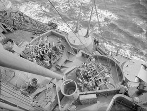 HMS 프린스 오브 웨일스(53)의 대공 무장 일부: 8연장 2파운드 폼폼포 2문과 5.25인치 함포 2연장 포탑 2기.