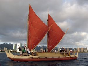 Hōkūleʻa, 폴리네시아의 쌍동선 항해 카누의 현대적인 복제품. 쌍동선은 오스트로네시아인의 초기 항해 혁신 중 하나이다.