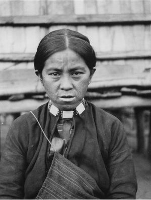 일본 통치 시대의 대만에서 촬영된 타이야족 여성