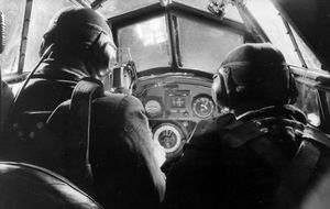 Do 17은 조종사 1명을 탑승시켰고, 그의 오른쪽에 두 명의 사수 중 한 명이 앉았다.