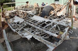 수동 작업을 위해 텐트에서 제거된 좌현 측의 날개 부분 (2014년 9월)