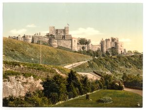 절벽과 함께 보이는 도버 성 전경 (1890년~1900년경)