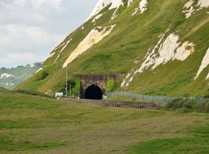 현지 철도와 터널이 있는 샘파이어 호 컨트리 파크(근처에 있는 채널 터널은 아님)