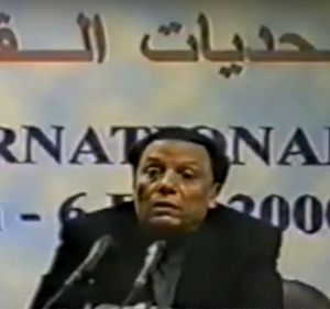 2000년 카이로 국제 도서전에서 연설하는 아델 에맘