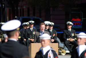 짐 웹 상원의원(전 해군 장관)이 미 해군 기념관에서 열린 해군의 날 기념식에서 연설하고 있다.